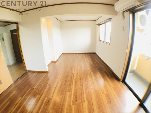 居室・リビング　東向き10.5帖の広めの洋室です♪