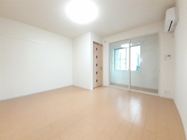 居室・リビング　明るい色調の室内です