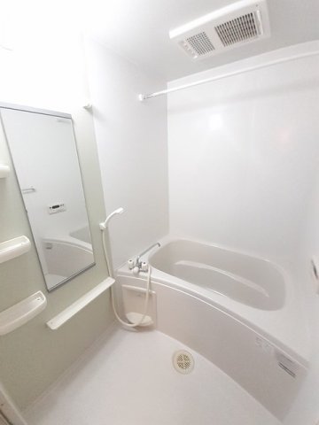 バス・シャワールーム　コンパクトで使いやすいお風呂です