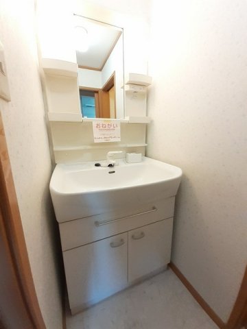 洗面設備　明るい洗面所です