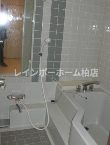 バス・シャワールーム　ゆったり過ごせるお風呂です