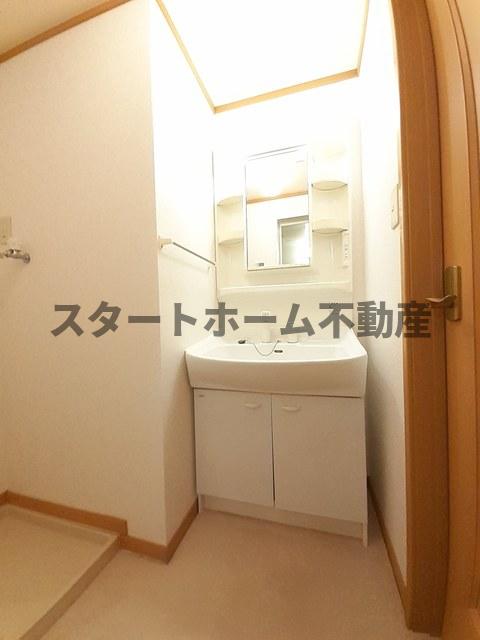 洗面設備　ゆったりとスペースのある洗面所