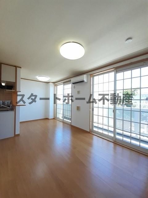 居室・リビング　こちらの居間で趣味の時間をお楽しみください