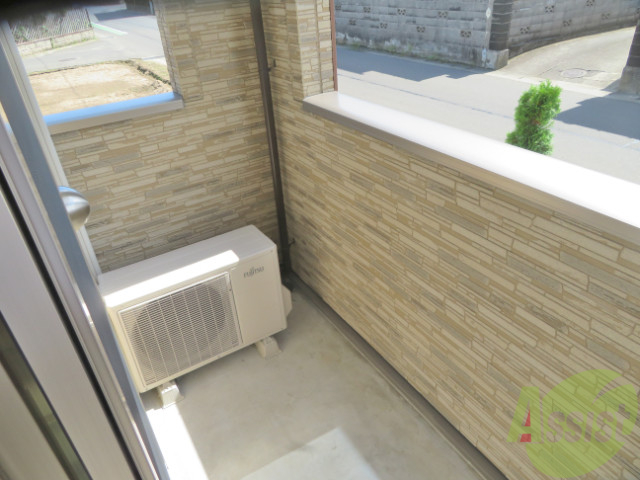バルコニー　洗濯物やお布団も干せるくらいの広さのあるバルコニーです。