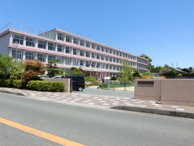 小学校　浜松市立富塚小学校（小学校）まで610m