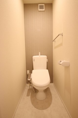 トイレ　落ち着いた色調のトイレです