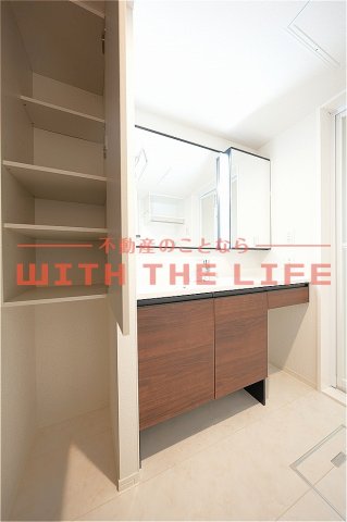 洗面設備　朝の支度にも助かる、独立の洗髪洗面化粧台