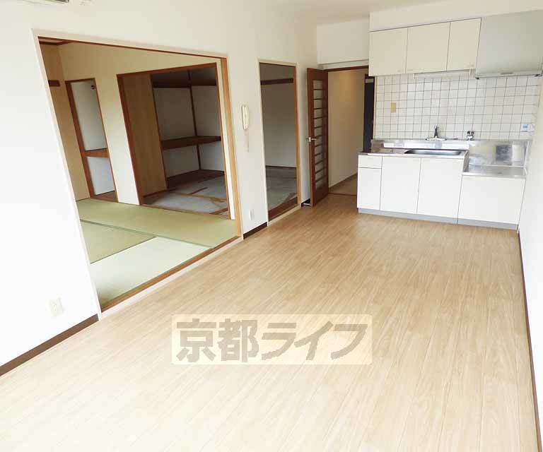 居室・リビング　落ち着いた雰囲気のお部屋です