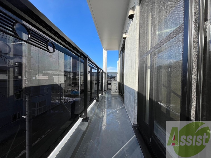 バルコニー　バルコニーは幅があり、広い印象を受けました。