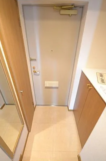 玄関　※別部屋の参考写真です。