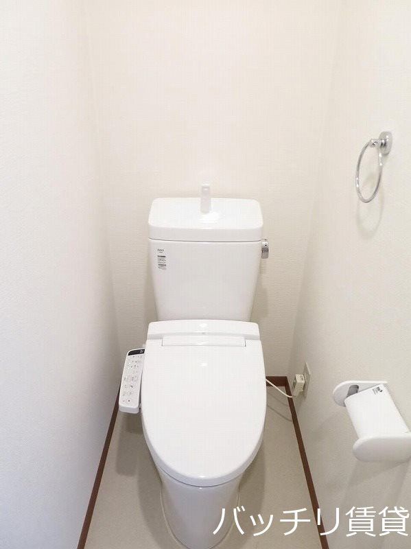 トイレ　画像は別号室タイプの為、現状を優先致します。