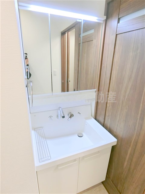 洗面設備　3面鏡の独立洗面台　洗面脱衣所