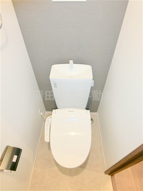 トイレ　温水洗浄便座付きのトイレ