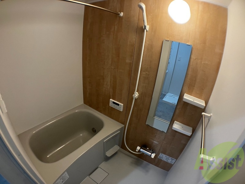 バス・シャワールーム　落ち着いたデザインの浴室。ゆったりできそうです。