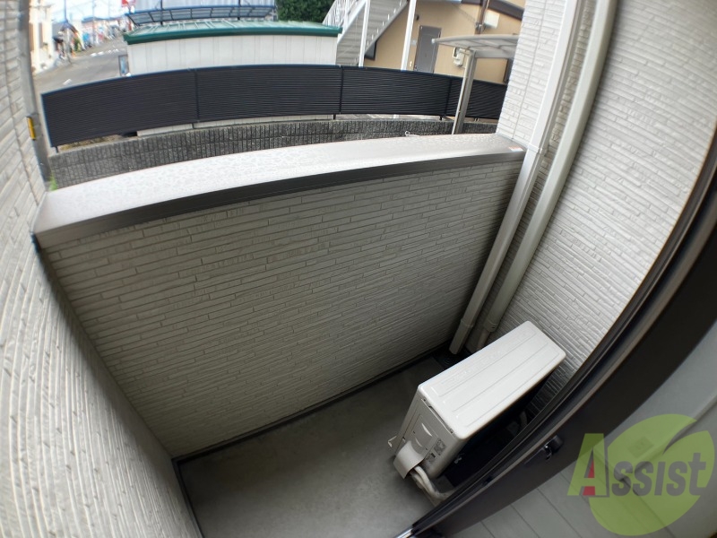 バルコニー　バルコニーは洗濯物を干すのに十分な広さがありますね。