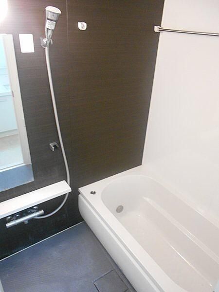 バス・シャワールーム　コンパクトで使いやすいお風呂です