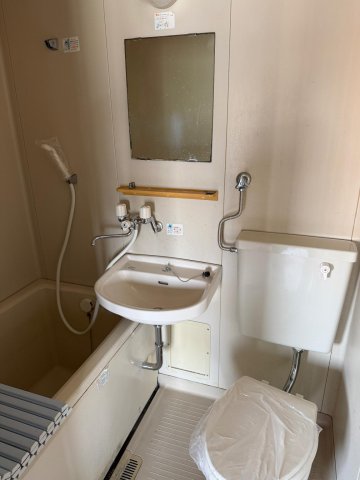 バス・シャワールーム　洗面、シャワー水洗、トイレ、換気扇を新品に交換済。
