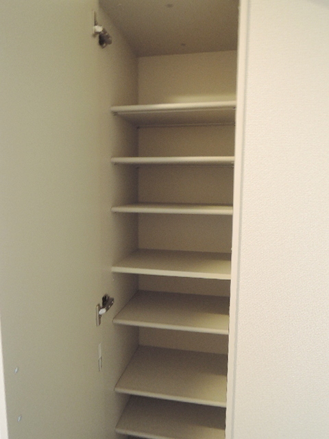 玄関　玄関にはシューズボックスあり