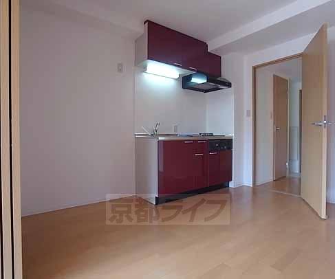 居室・リビング　キッチンの横に棚もおけますよ