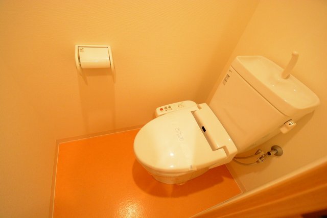 トイレ　温水洗浄便座付きのトイレです♪