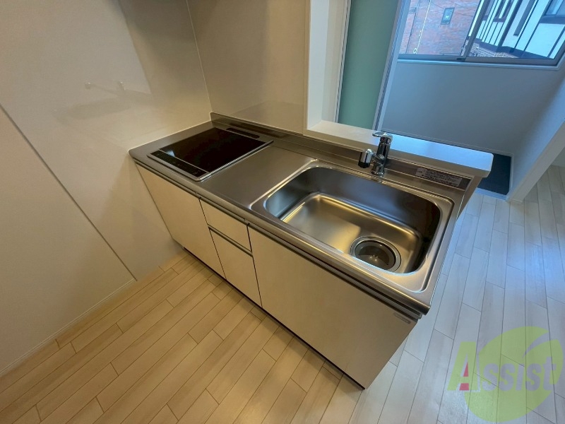 キッチン　こちらはキッチンになります。ＩＨコンロ２口付です。