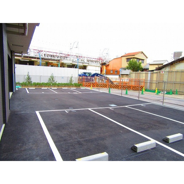 駐車場　有料駐車場完備