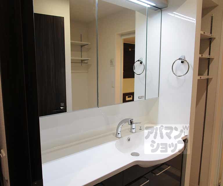 洗面設備　３０２号室の写真です。