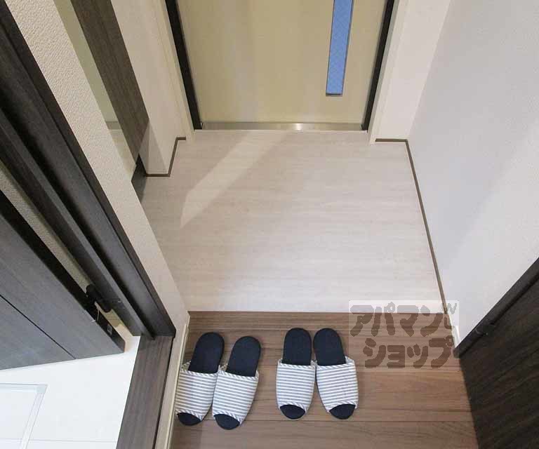 玄関　３０２号室の写真です。