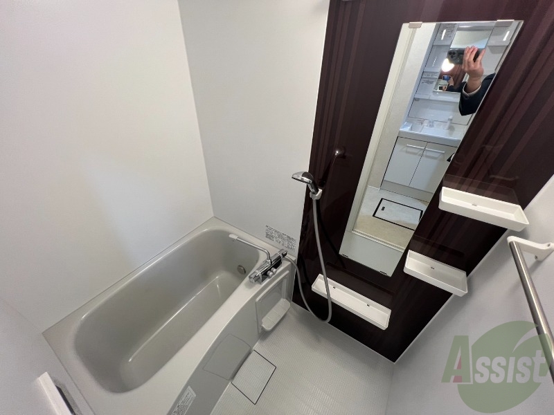 バス・シャワールーム　こちらのお風呂で一日の疲れを癒して下さい。