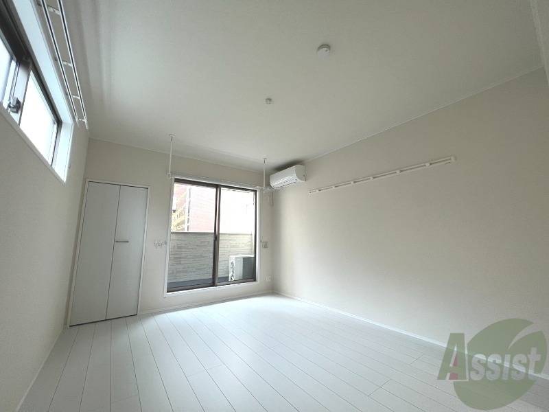 居室・リビング　リビングを別角度から撮影しました。綺麗で広々しております。