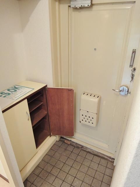 玄関　※別号室別タイプの参考写真です。