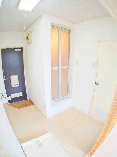 玄関　リフォーム中の為、同物件別室の写真です