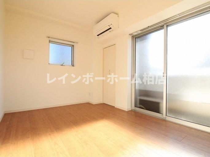 居室・リビング　※別部屋参考写真。