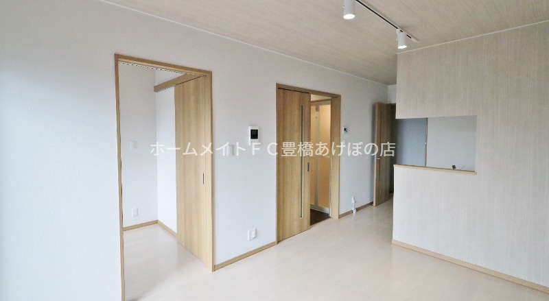 居室・リビング　同型別部屋写真（反転）