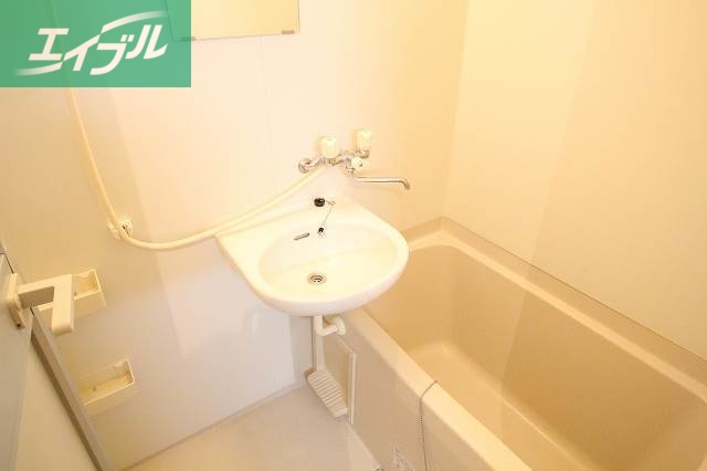 バス・シャワールーム　同物件別部屋の写真です