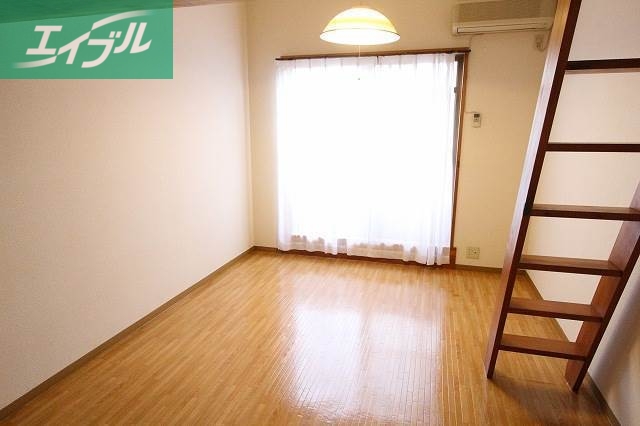 居室・リビング　同物件別部屋の写真です