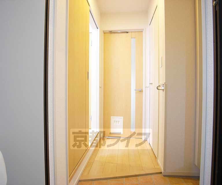 その他部屋・スペース　明るいカラーリングの廊下です。