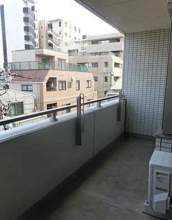 バルコニー　暖かな日差しのふりそそぐバルコニー