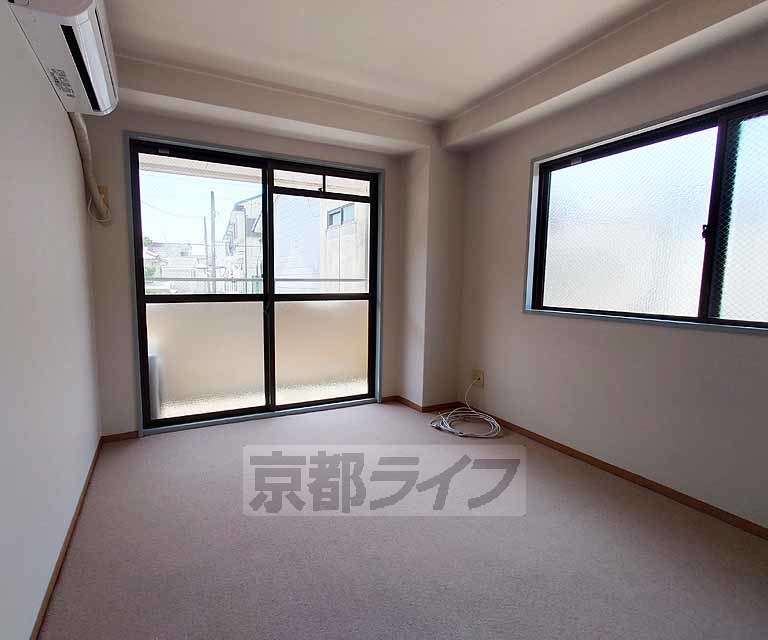 居室・リビング　落ち着いた雰囲気のお部屋です