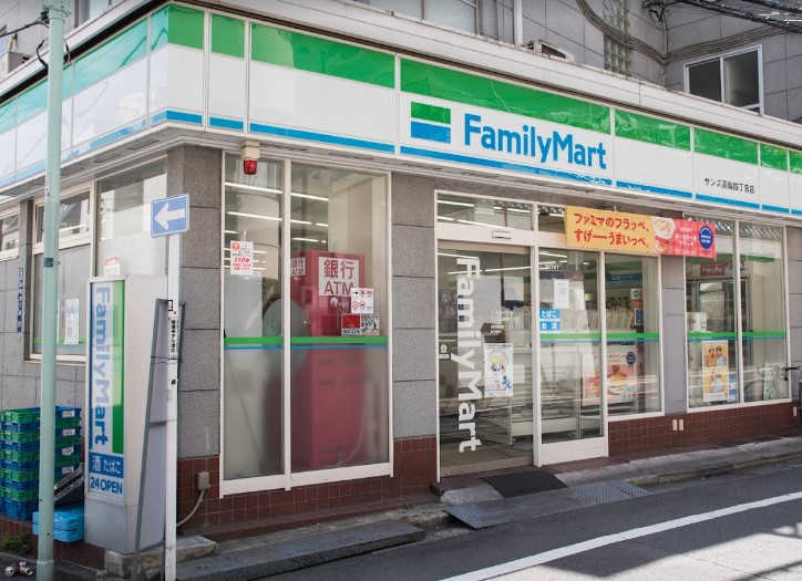 コンビニ　ファミリーマート 高輪四丁目店（コンビニ）まで450m