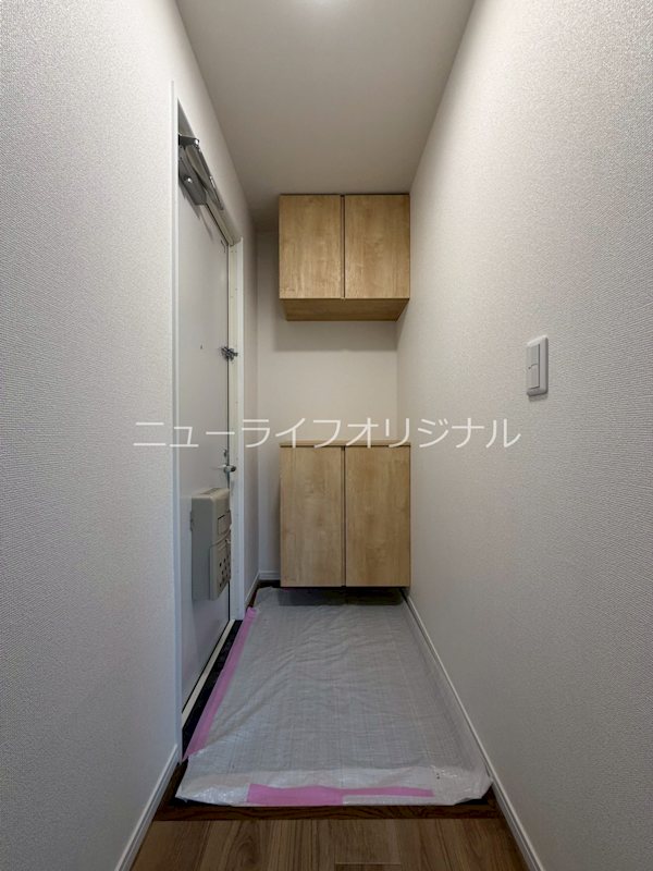 玄関　上下に分かれた使い勝手の良いシューズボックス。
