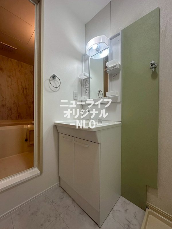 洗面設備　シャワー付き洗面台で忙しい朝でも楽に身支度が出来ます！