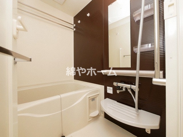 バス・シャワールーム　コンパクトで使いやすいお風呂です