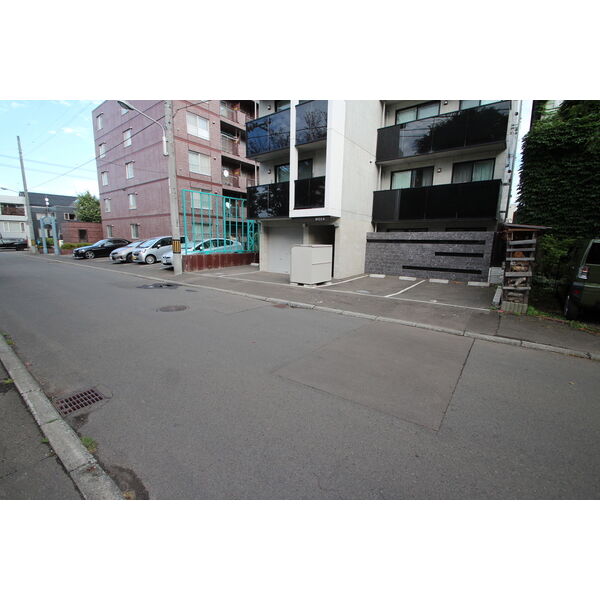 駐車場　駐車場があるので、車を買う予定の方も安心です