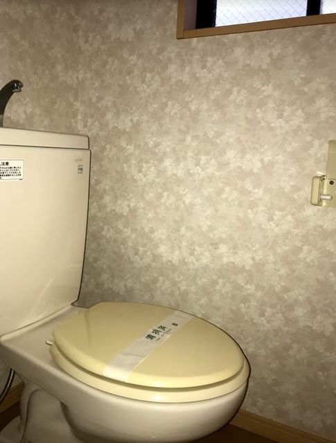 トイレ　【トイレ】窓付き
