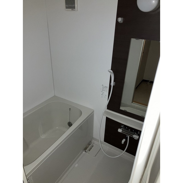 バス・シャワールーム　同タイプの別部屋の写真です。