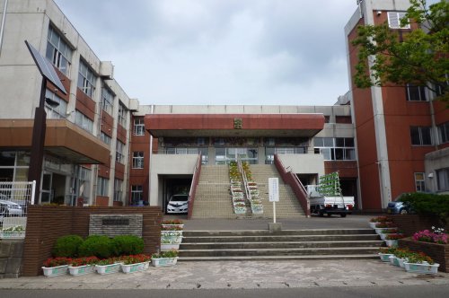 中学校　秋田市立泉中学校（中学校）まで762m