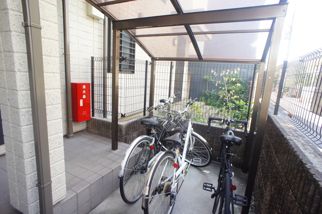 その他共有部分　雨の日でも安心して止められる屋根付の駐輪場です☆