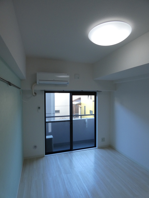 居室・リビング　一人なら十分な広さのお部屋です。