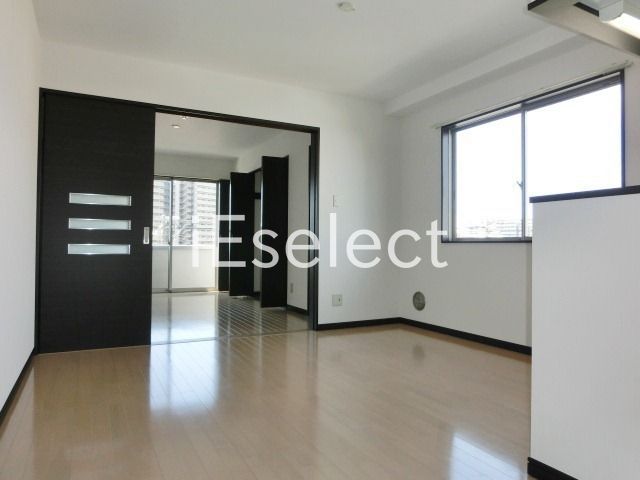 居室・リビング　キッチン側からのお部屋です。
